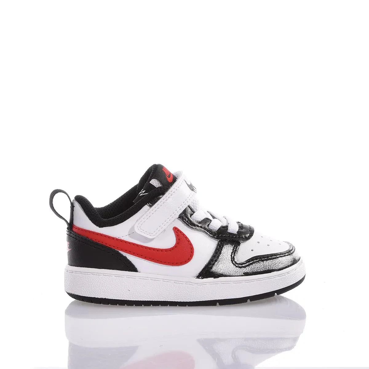 Scarpa sportiva per bambino bianca nera e rossa con logo laterale, chiusura a strappo, su sfondo bianco.