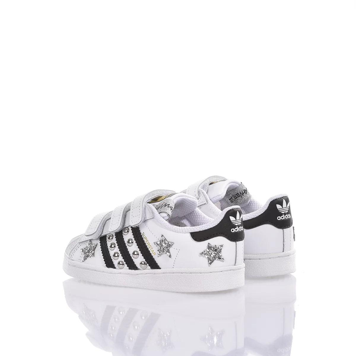 Scarpe bianche Adidas da bambino con velcro, stelle glitterate e dettagli neri