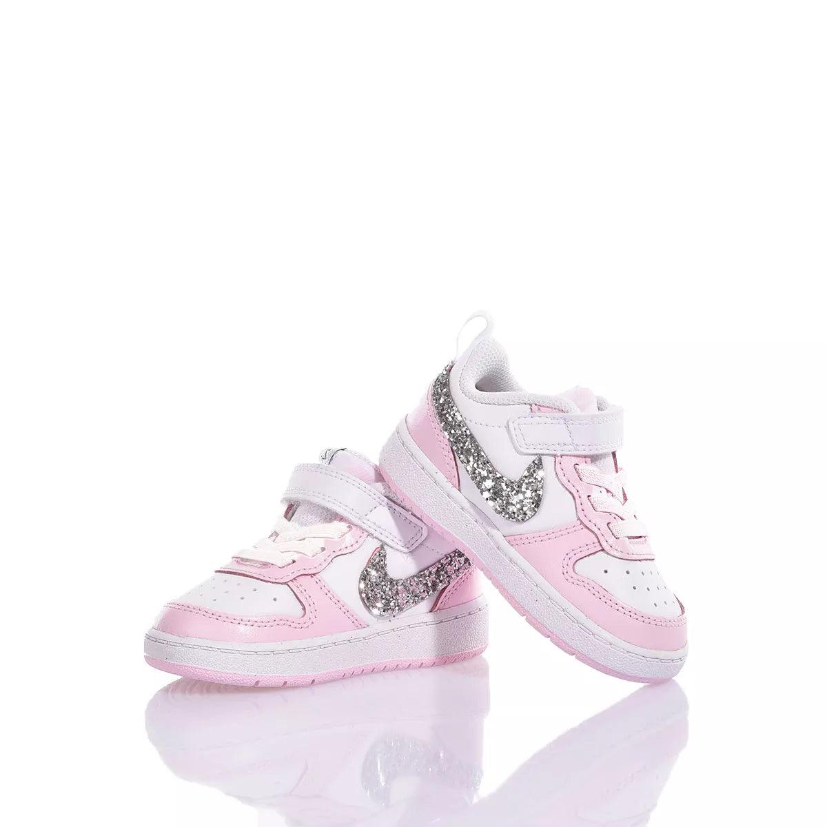 Scarpe da ginnastica rosa e bianche per neonati, ideali per look premaman neonata.