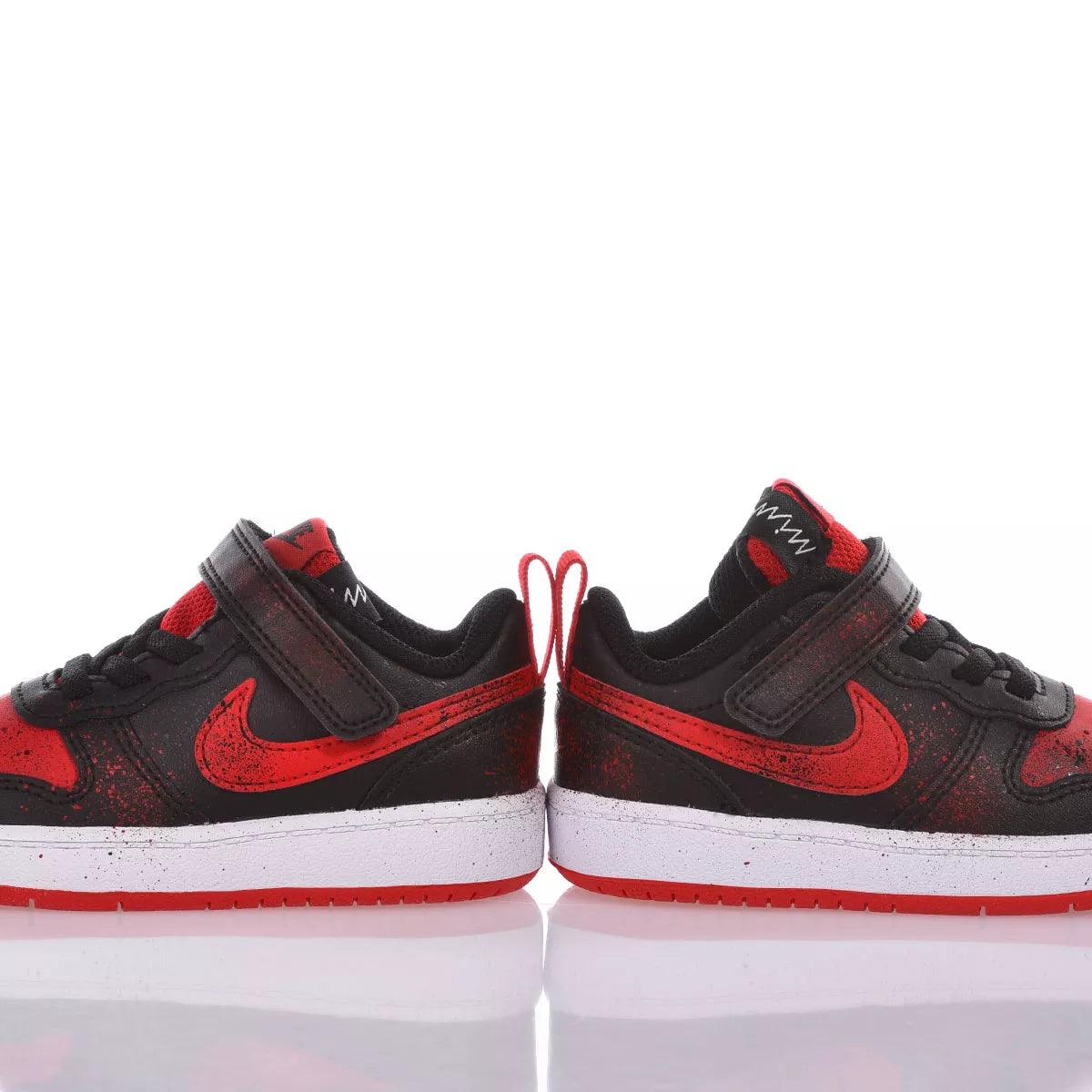 Non visibile abbigliamento premaman, immagine di scarpe da ginnastica sportive nere e rosse