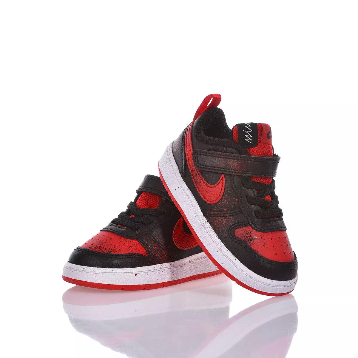Scarpe sportive bimbo nere e rosse su sfondo bianco, ideale per outfit premaman