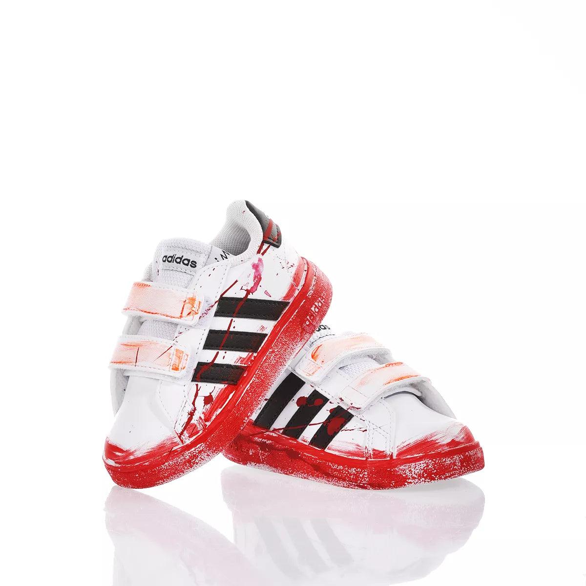 Scarpe bianche con velcro per bambini, dettagli rossi e nere. Non premaman.