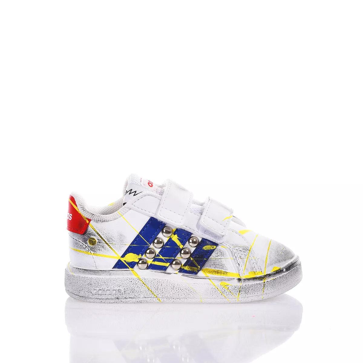 Scarpa bambino bianca con dettagli blu e gialli, borchie e chiusura a strappo