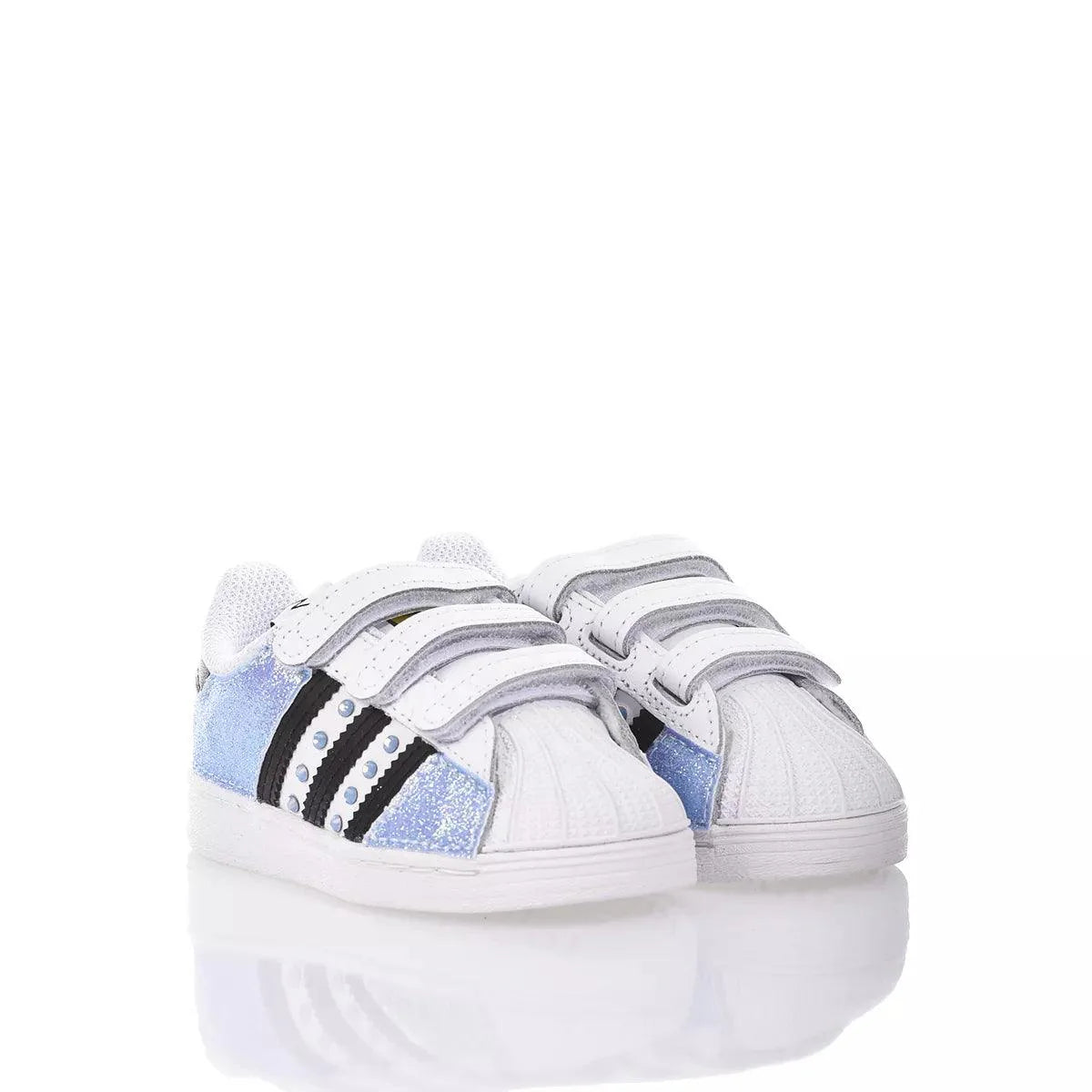 Scarpe neonato bianche con dettagli blu e neri per abbigliamento premaman e bebè