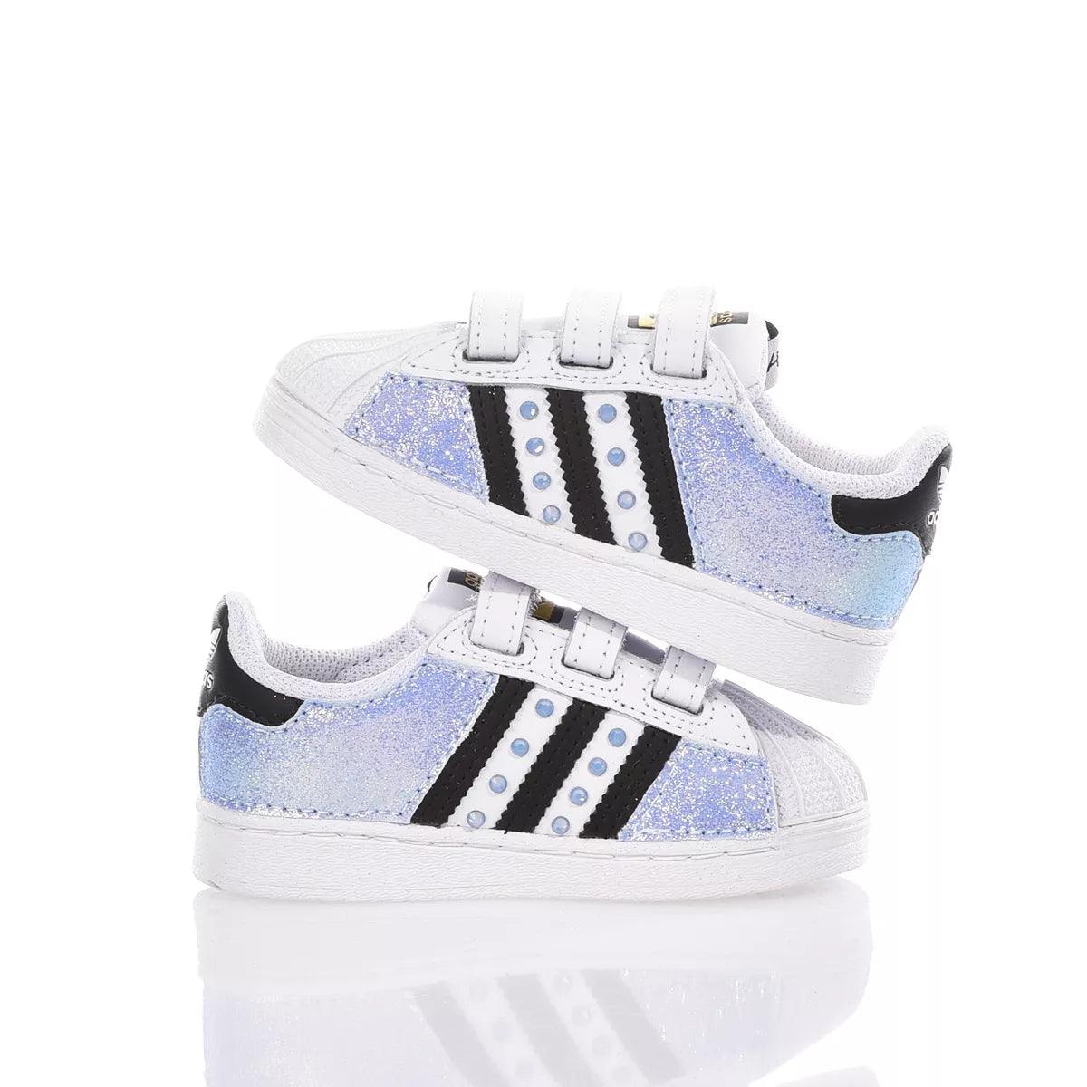 Scarpe sportive bimbo glitterate bianche e nere, perfette per abbigliamento premaman e bambini.