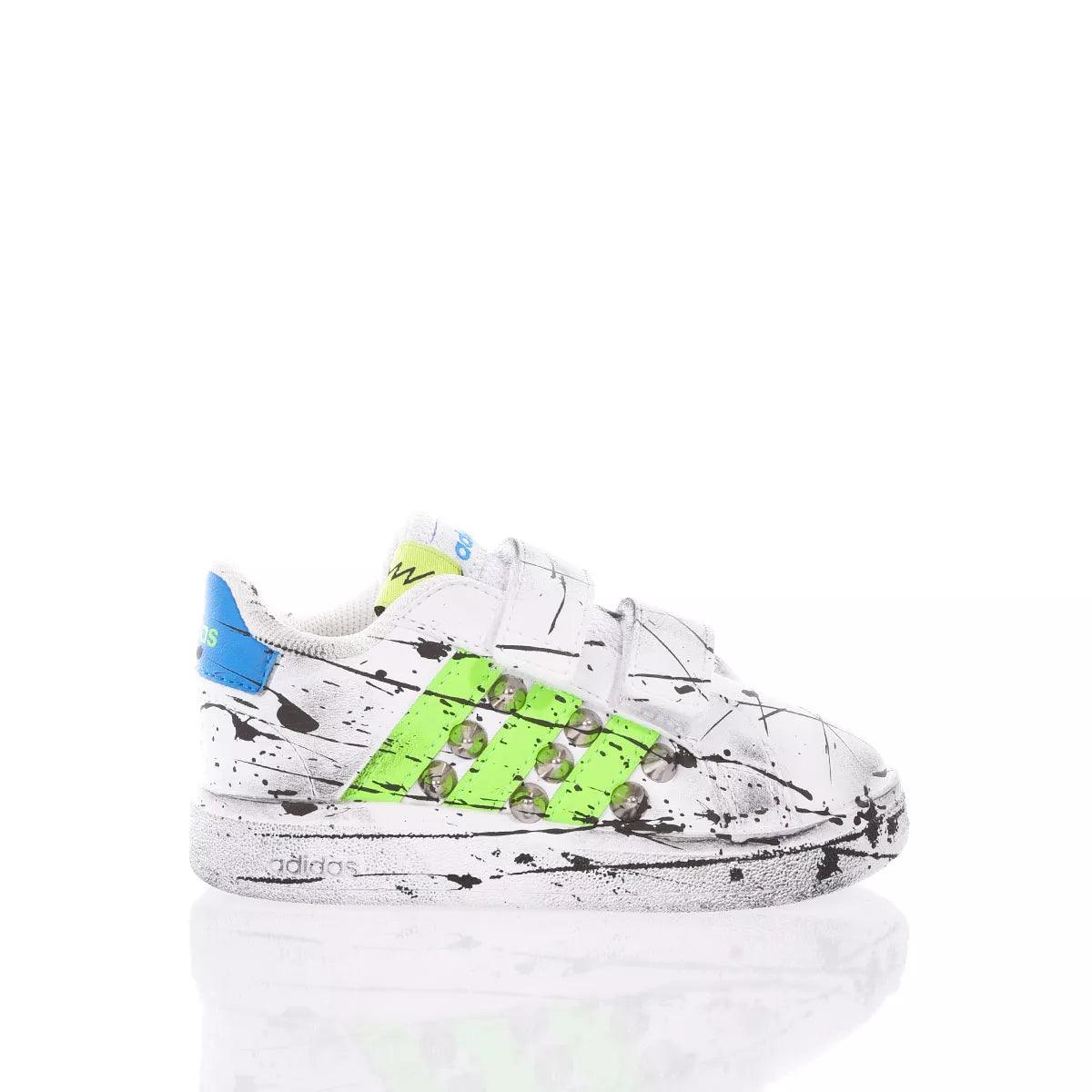 Sneaker bambino bianca con dettagli verdi e blu, motivo schizzato, chiusura a strappo