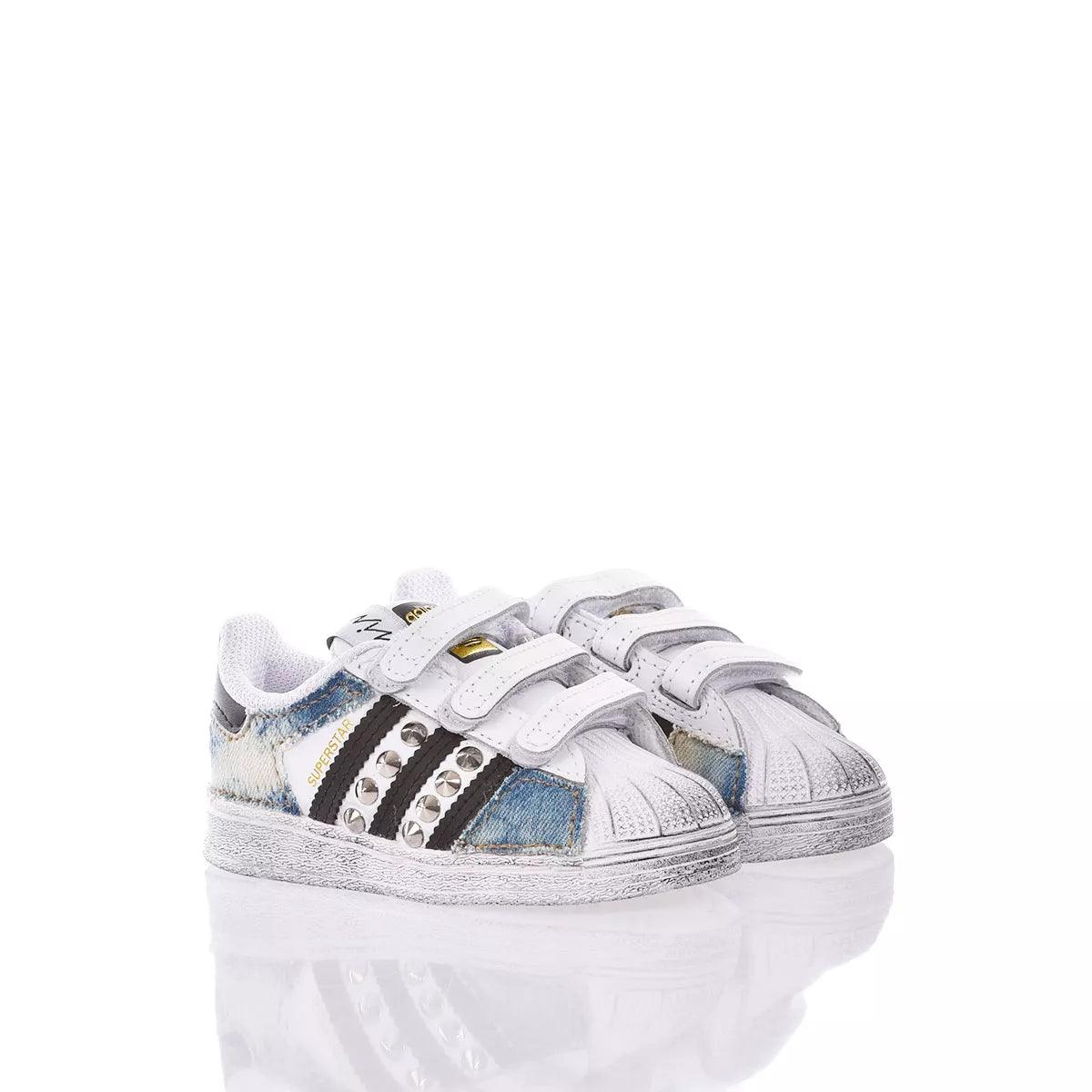 Scarpe bianche bambino con strappi, dettagli denim e borchie, accessori abbigliamento premaman
