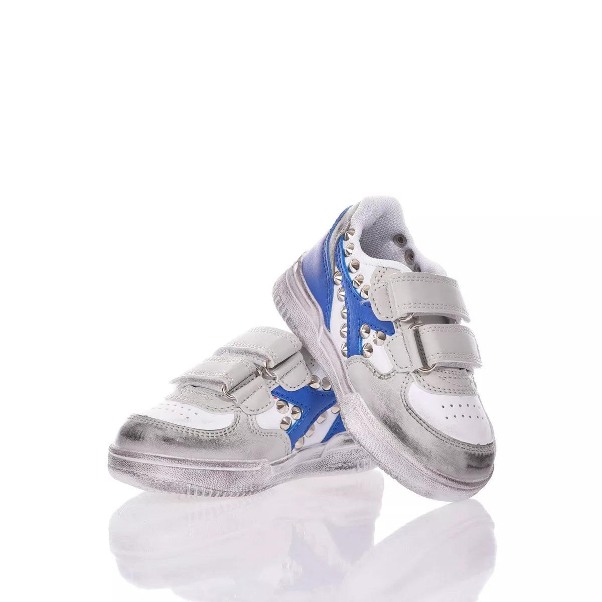 Scarpe sportive bambino bianche e grigie con dettagli blu, moda premaman, su sfondo bianco