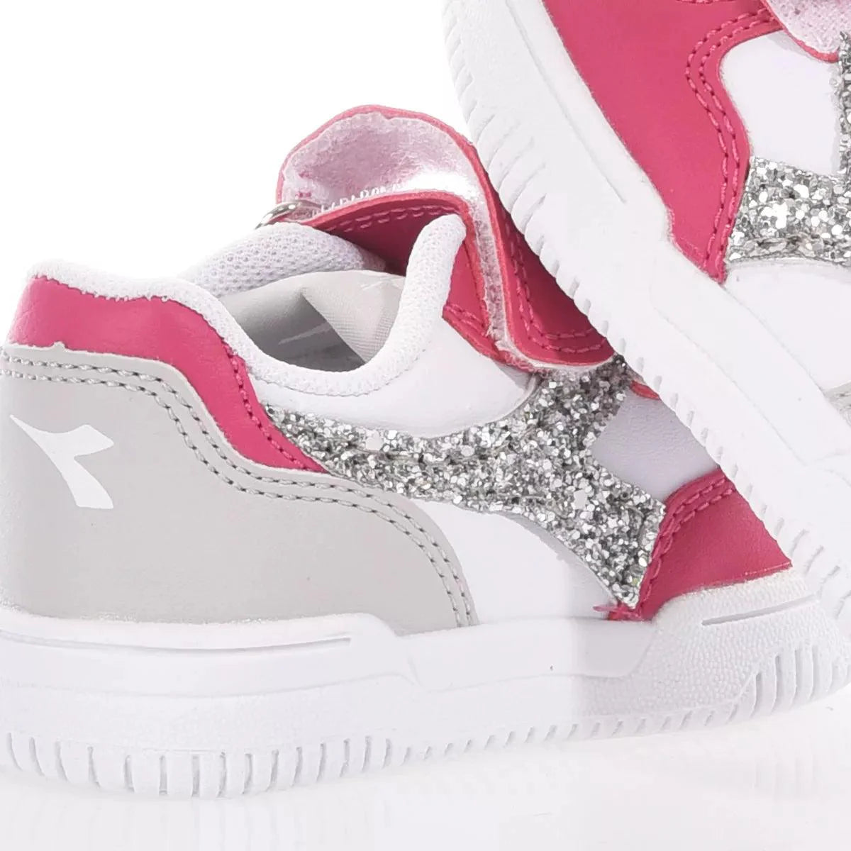 Scarpe bimbo glitterate rosa e argento, ideali per outfit premaman alla moda.
