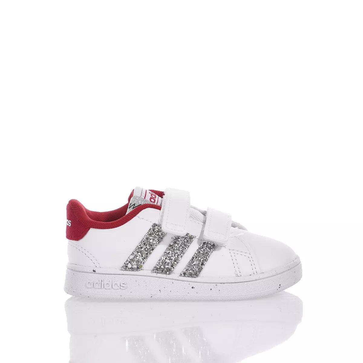 Scarpa bianca con strisce glitter, ideale per look abbigliamento premaman casual alla moda