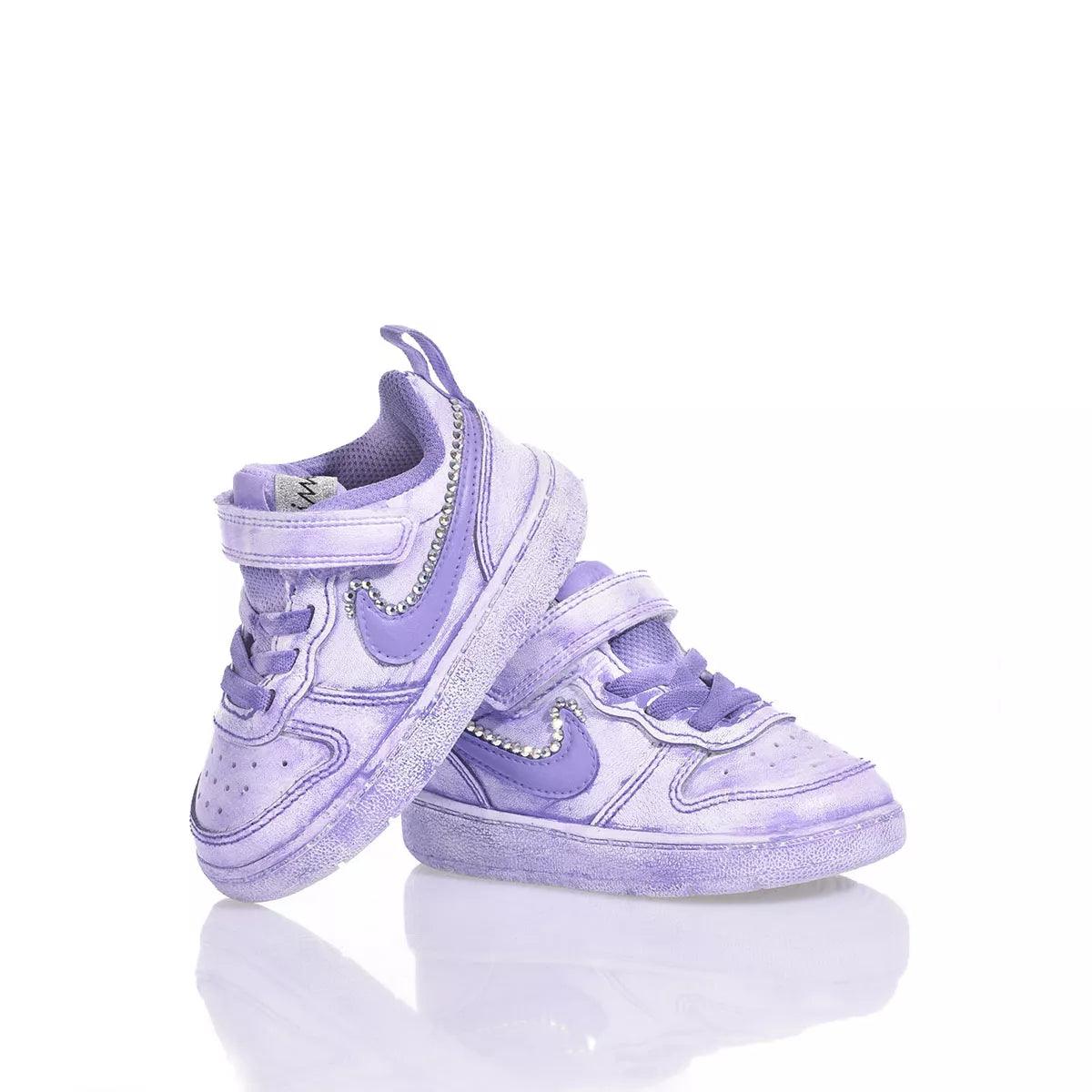 Scarpe da ginnastica lilla per bambini, ideali per look premaman casual e comfort quotidiano.