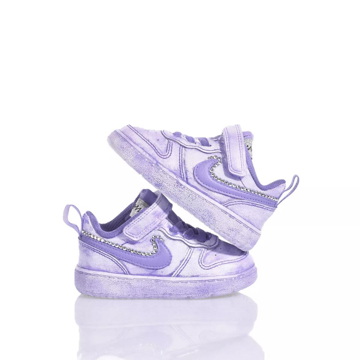 Sneakers lilla da bambino con dettagli brillanti, scarpe comode abbinate a look premaman.