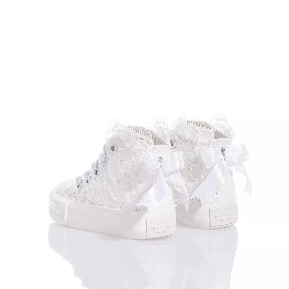Sneakers bianche neonata in pizzo con fiocco, perfette per outfit premaman elegante
