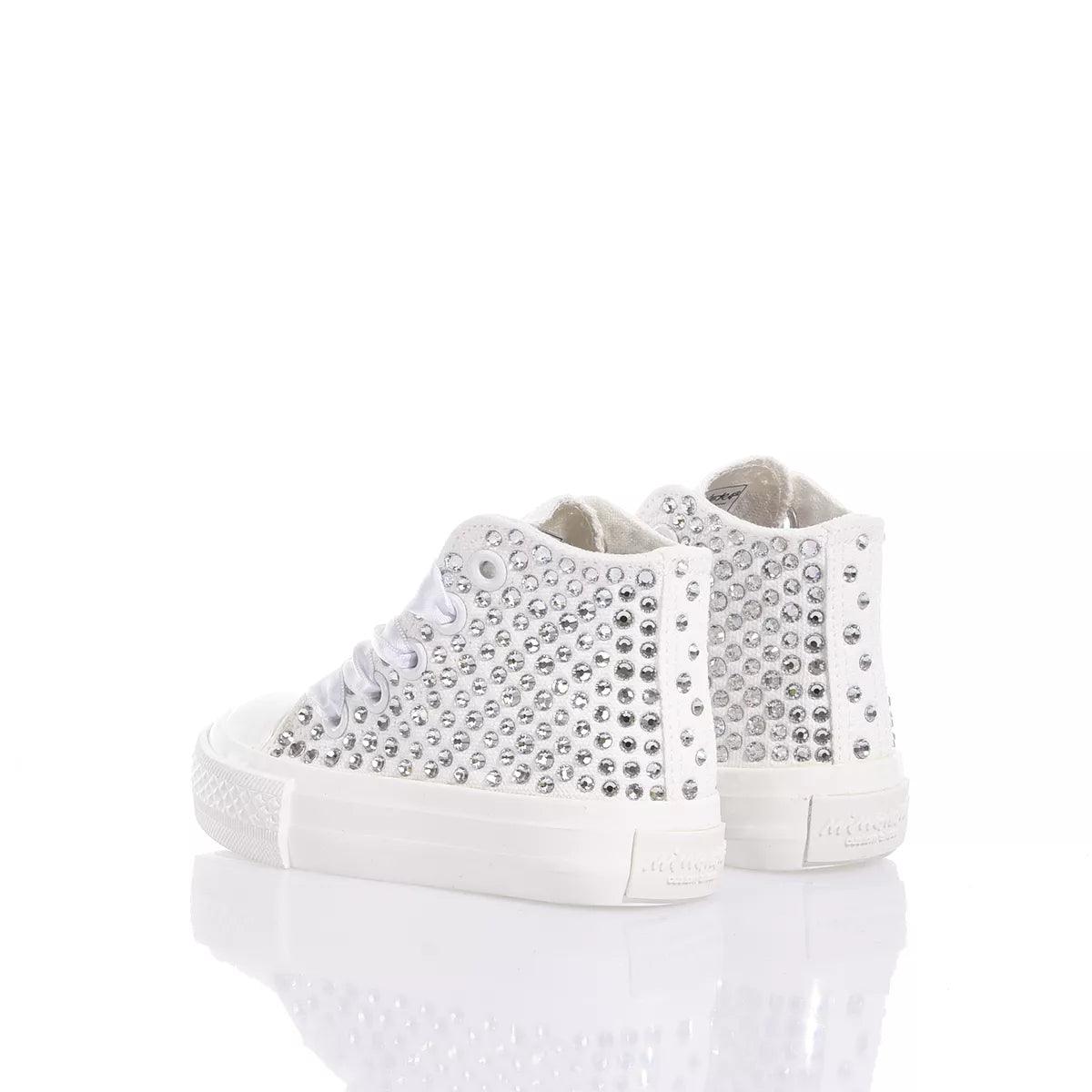 Sneakers bianche alte con borchie per abbigliamento premaman alla moda