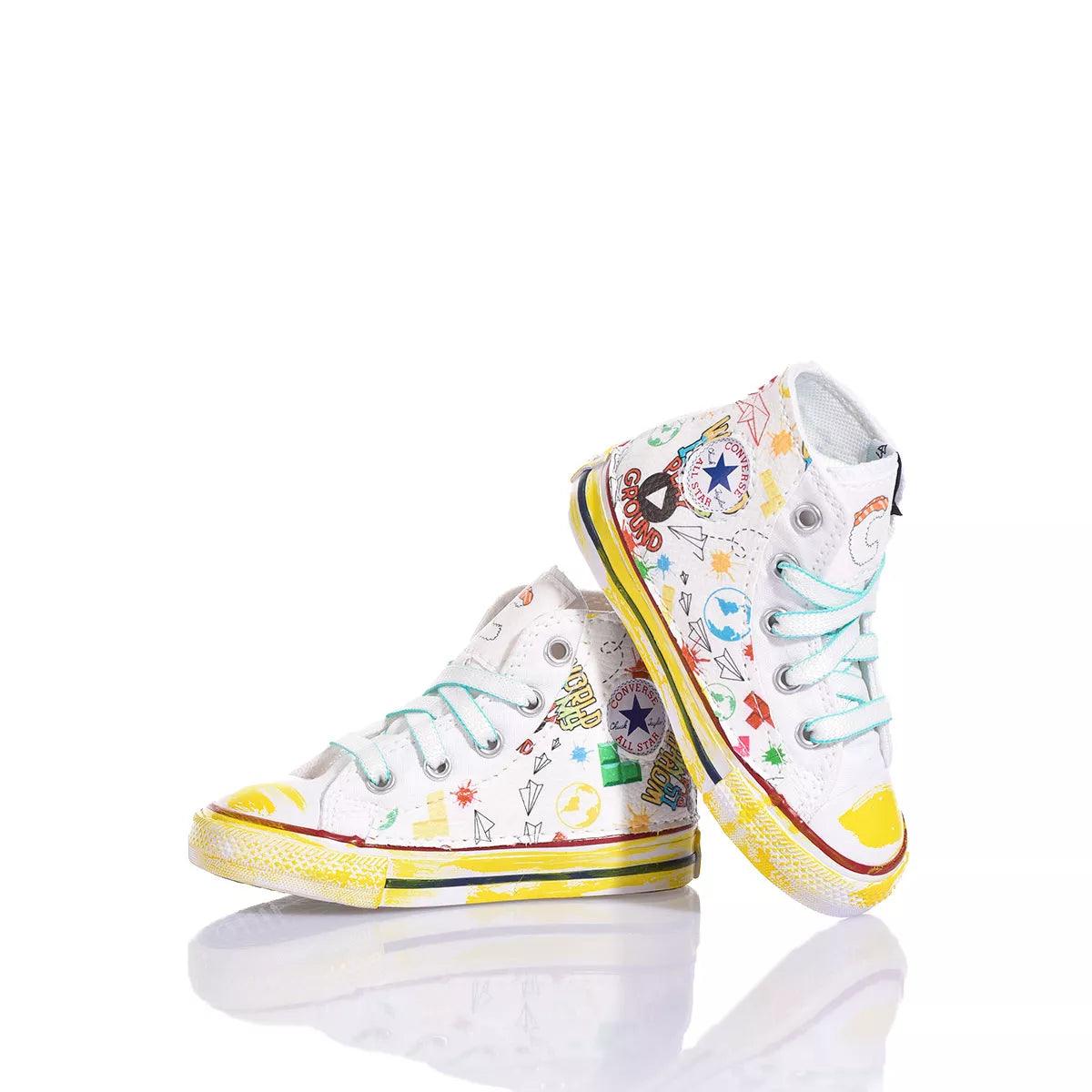 Sneakers bianche bambino con stampe colorate, ideale per look premaman casual e moda bambini.