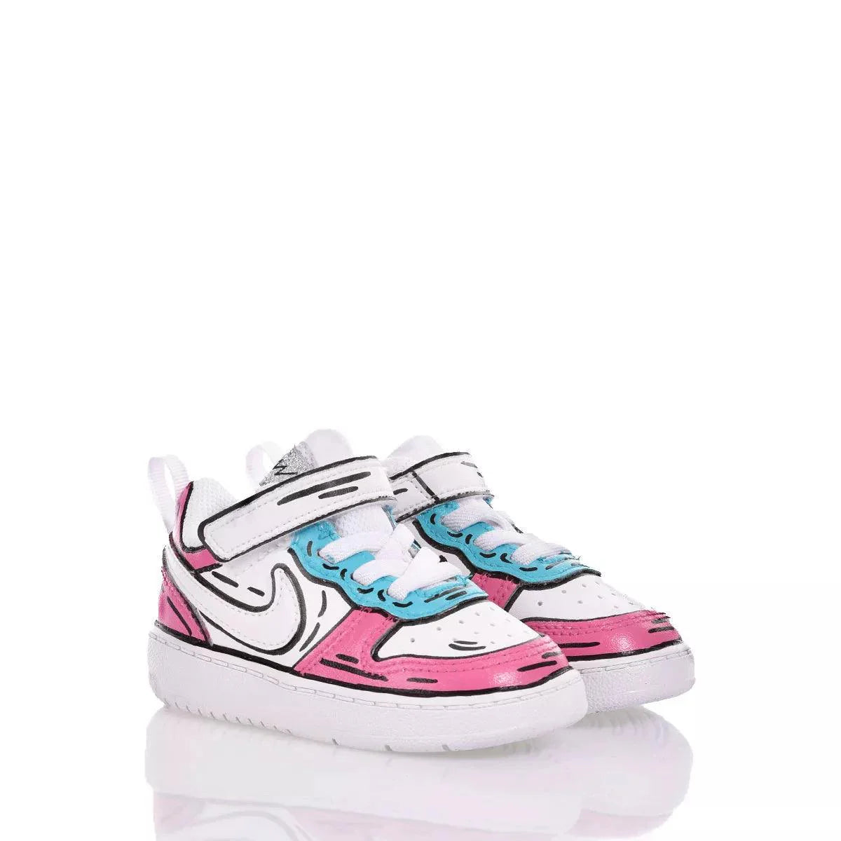 Scarpe bambino colorate su sfondo bianco, accessori per abbigliamento premaman.