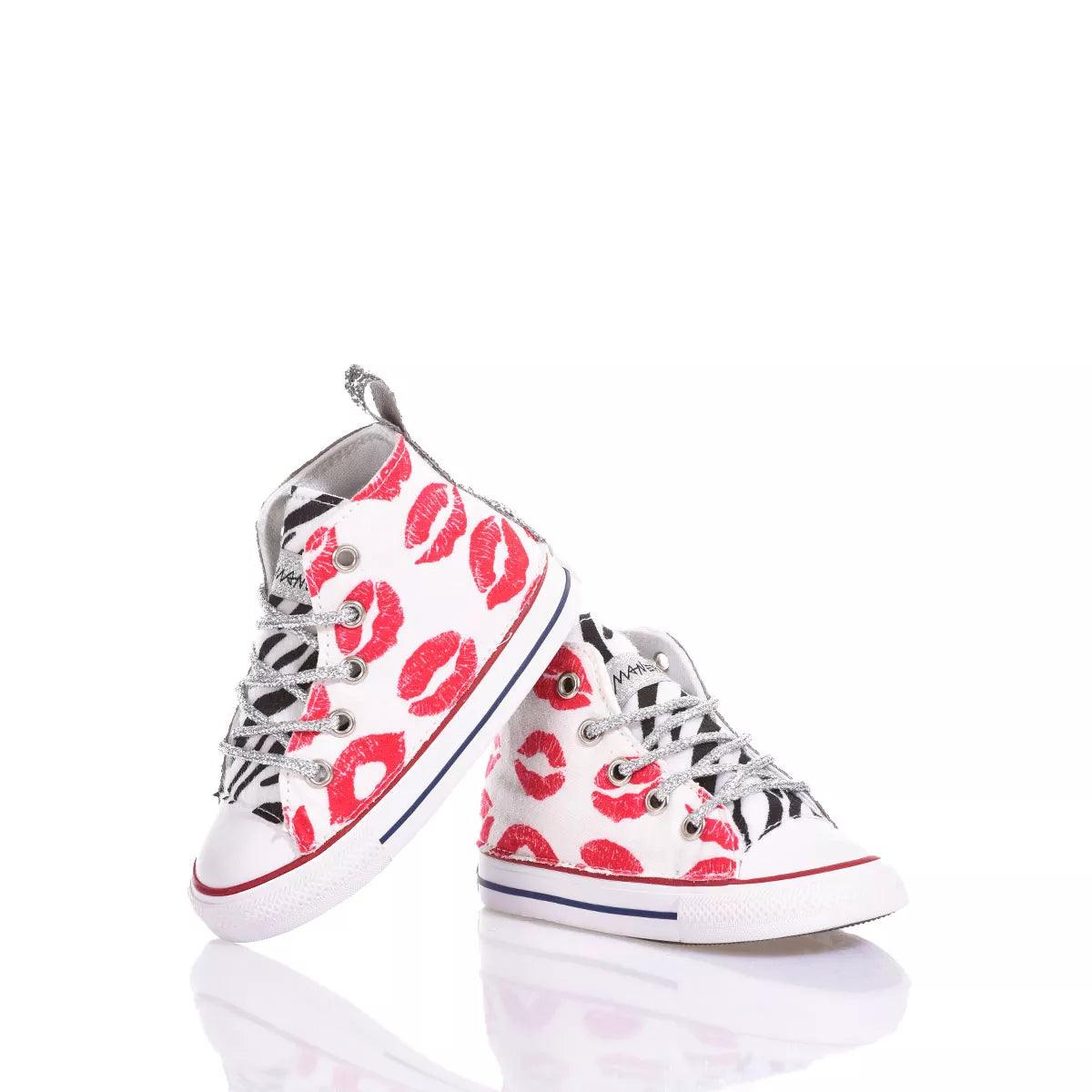 Sneakers bianche con stampa rossa a baci, accessorio moda premaman originale.