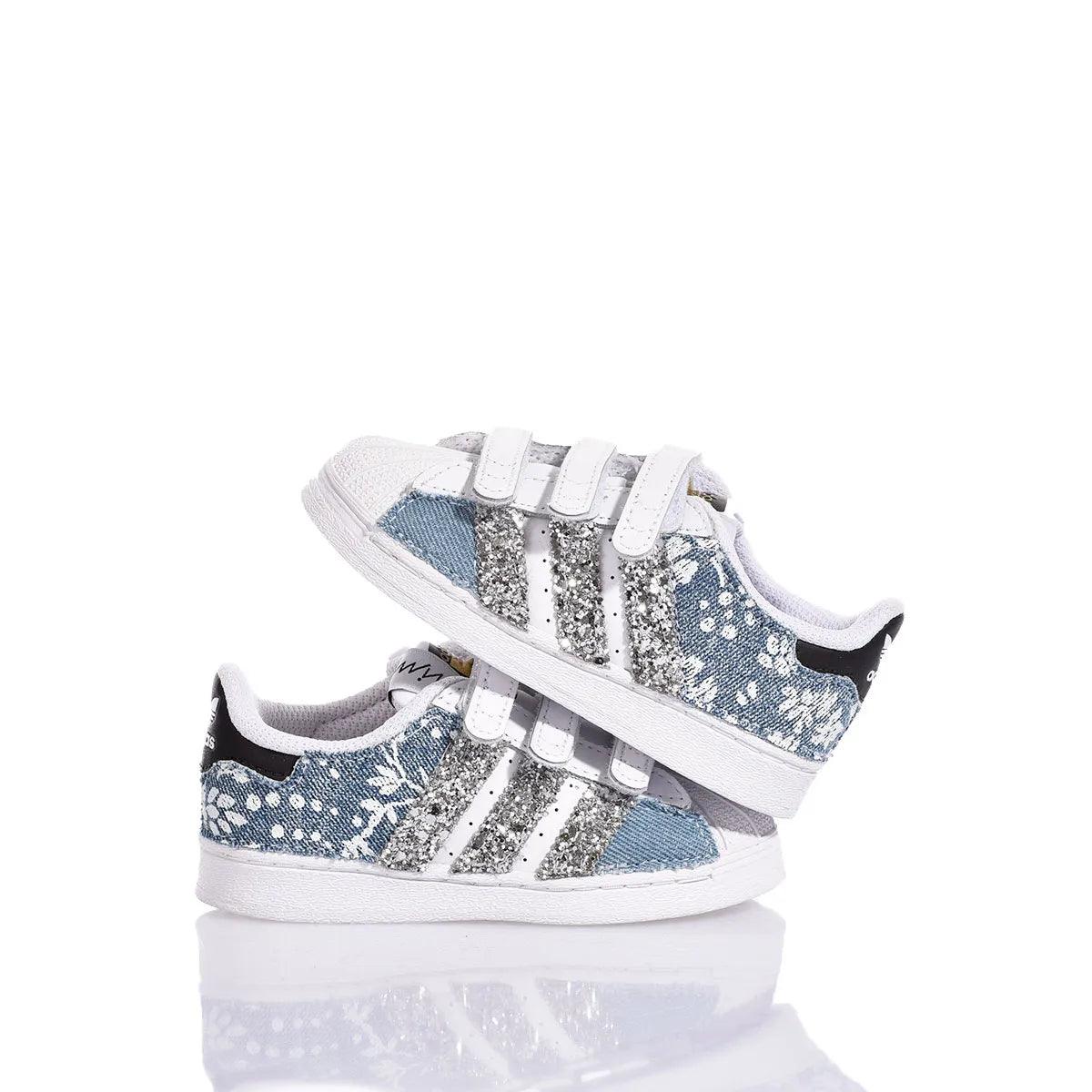 Sneakers bimbo in denim blu con glitter argento, chiusura a strappo, fondo bianco