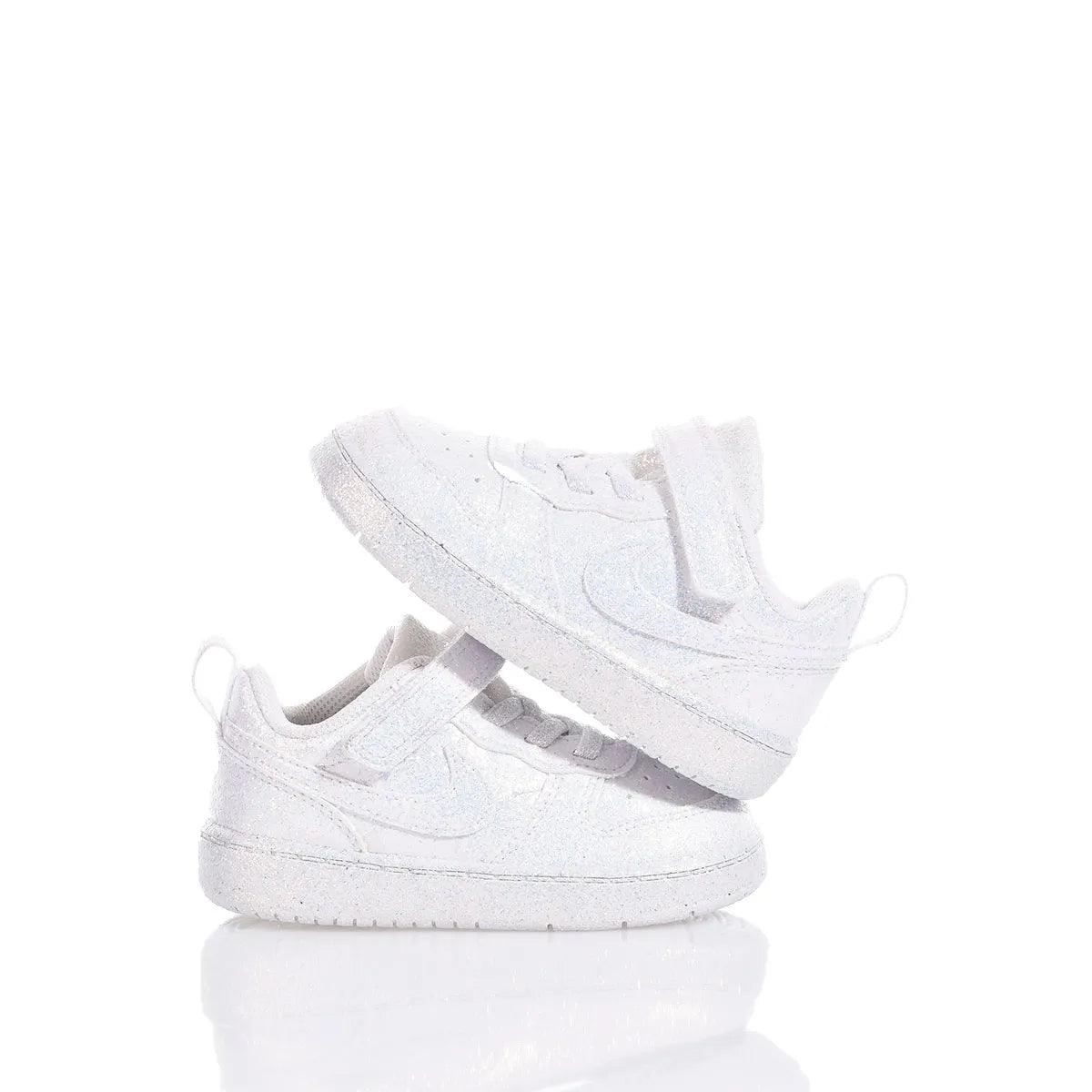 Scarpe bianche glitterate per bambini, ideali per look premaman eleganti e casual.