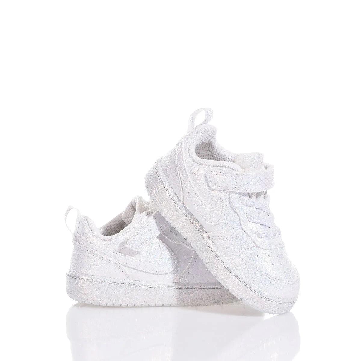 Scarpine bianche neonata, ideali per corredino abbigliamento premaman, sfondo bianco