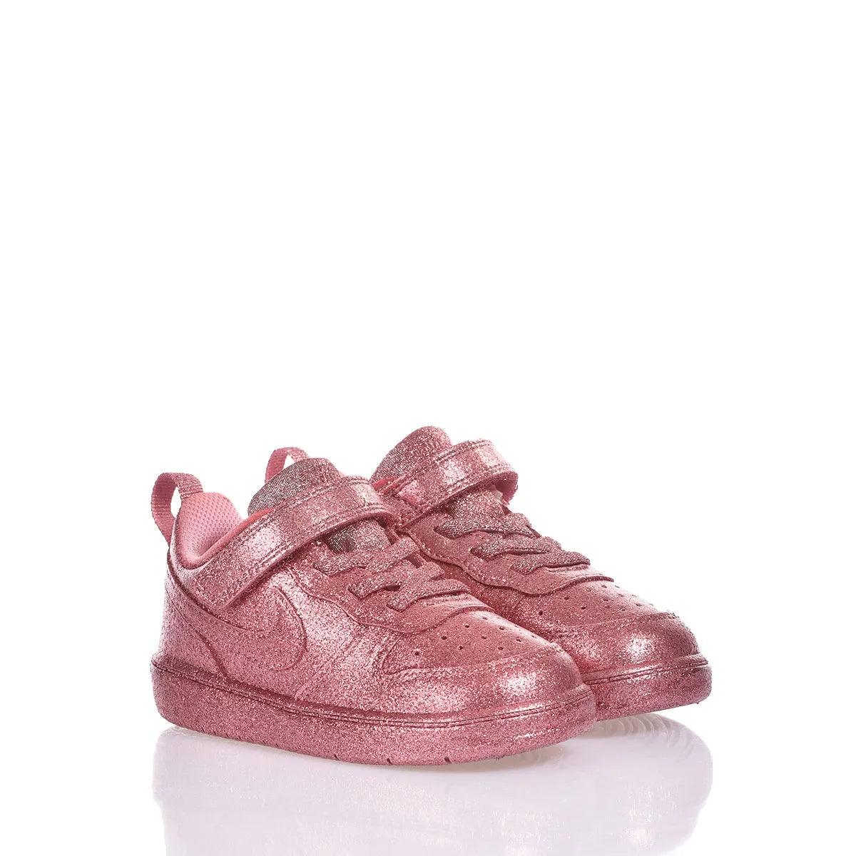 Scarpe sportive bambino glitter rosa con chiusura a strappo su sfondo bianco.