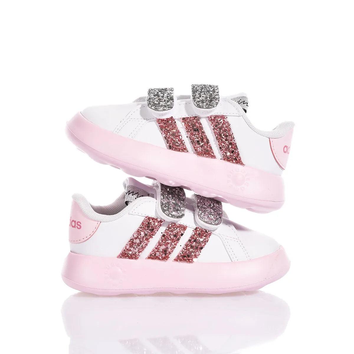 Scarpe per bambini bianche con glitter rosa e chiusura a strappo, ideali per outfit premaman
