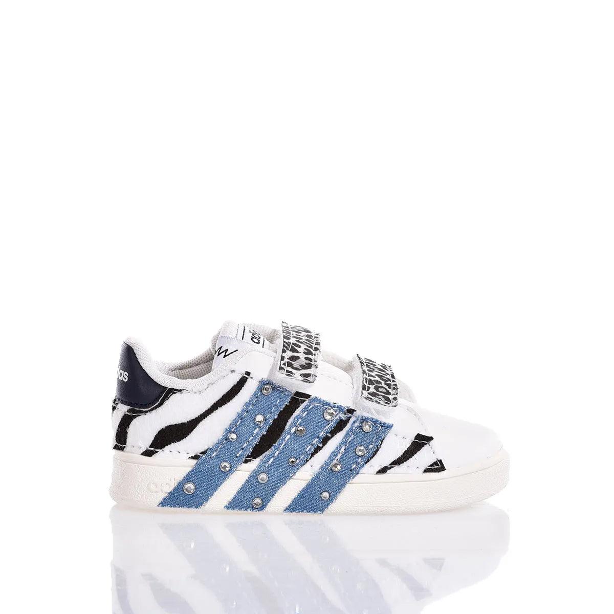 Sneaker bimbo con dettagli animalier e strisce denim, ideale per abbigliamento premaman trendy.