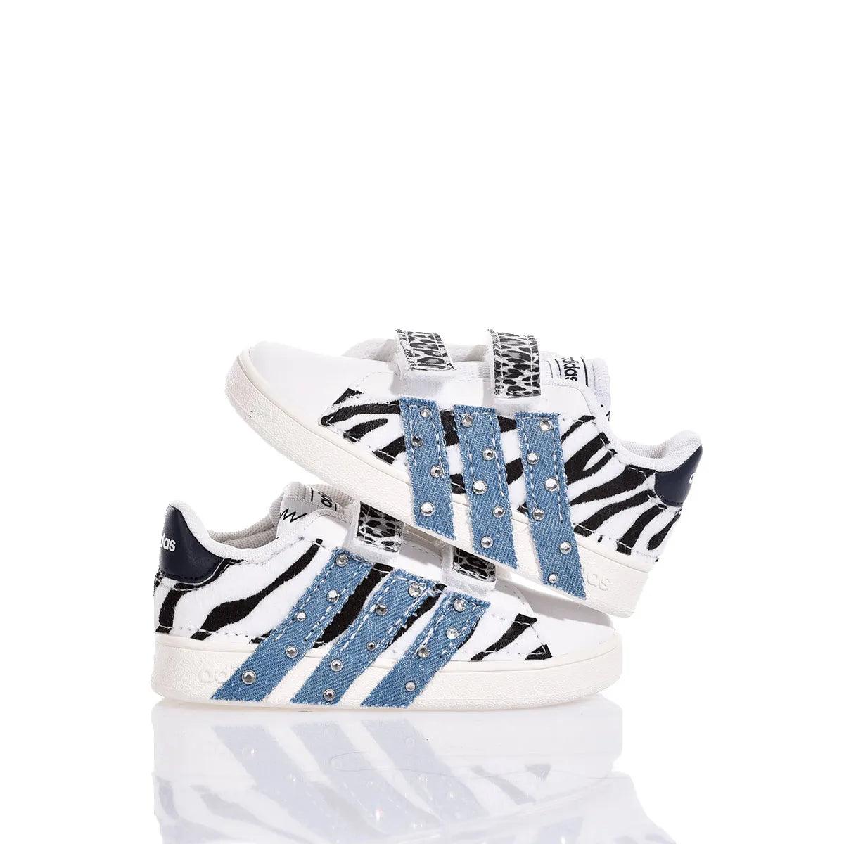 Sneakers bianche con dettagli zebrati e borchie per outfit premaman alla moda