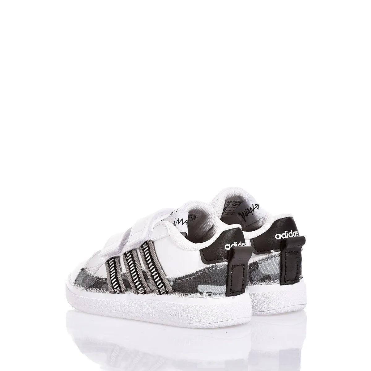 Scarpe sportive bianche e nere con strisce, non abbigliamento premaman, fondo riflettente.