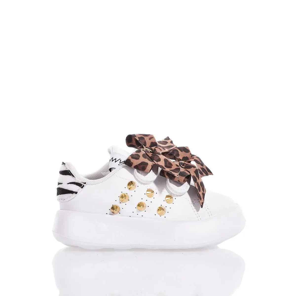Sneaker bianca con dettagli animalier e borchie oro, moda premaman alla moda