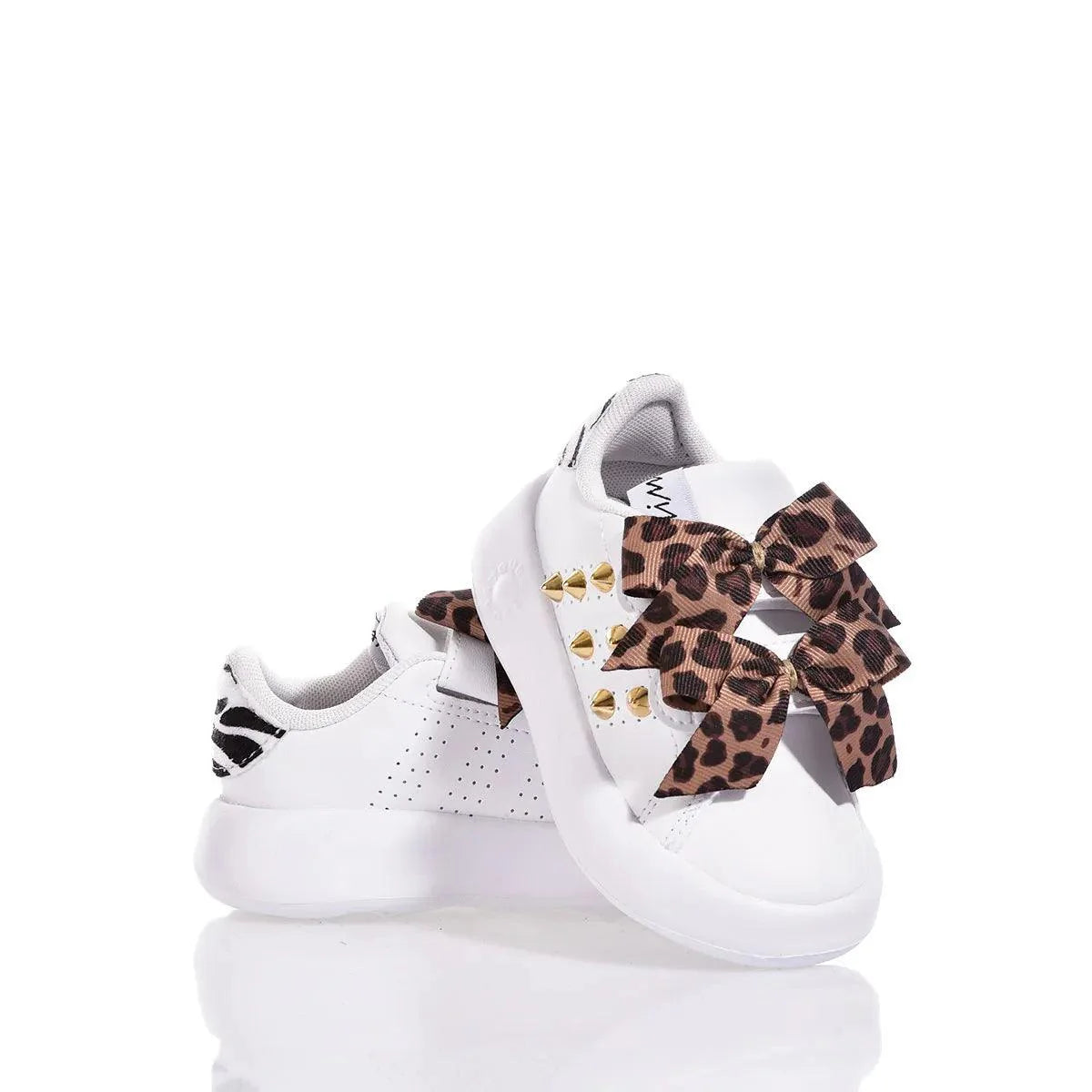 Sneaker bianca premaman con fiocco animalier e borchie dorate, scarpa comoda gravidanza