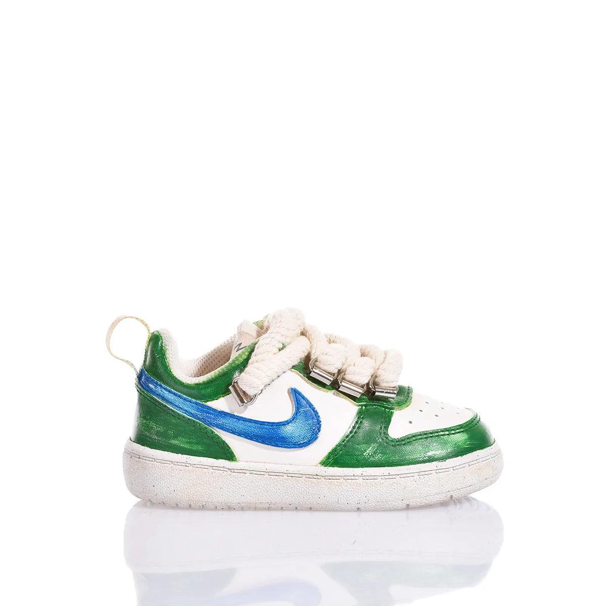 Scarpa bimbo verde e bianca con lacci grandi, ideale per look premaman alla moda.