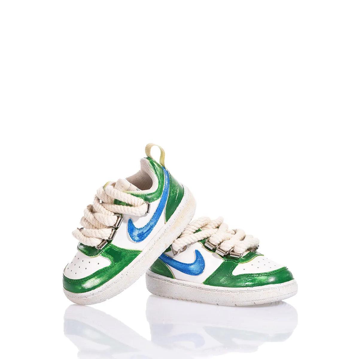 Sneakers bimbo verdi e bianche con lacci grossi, ideali per outfit premaman e mamma-bambino.