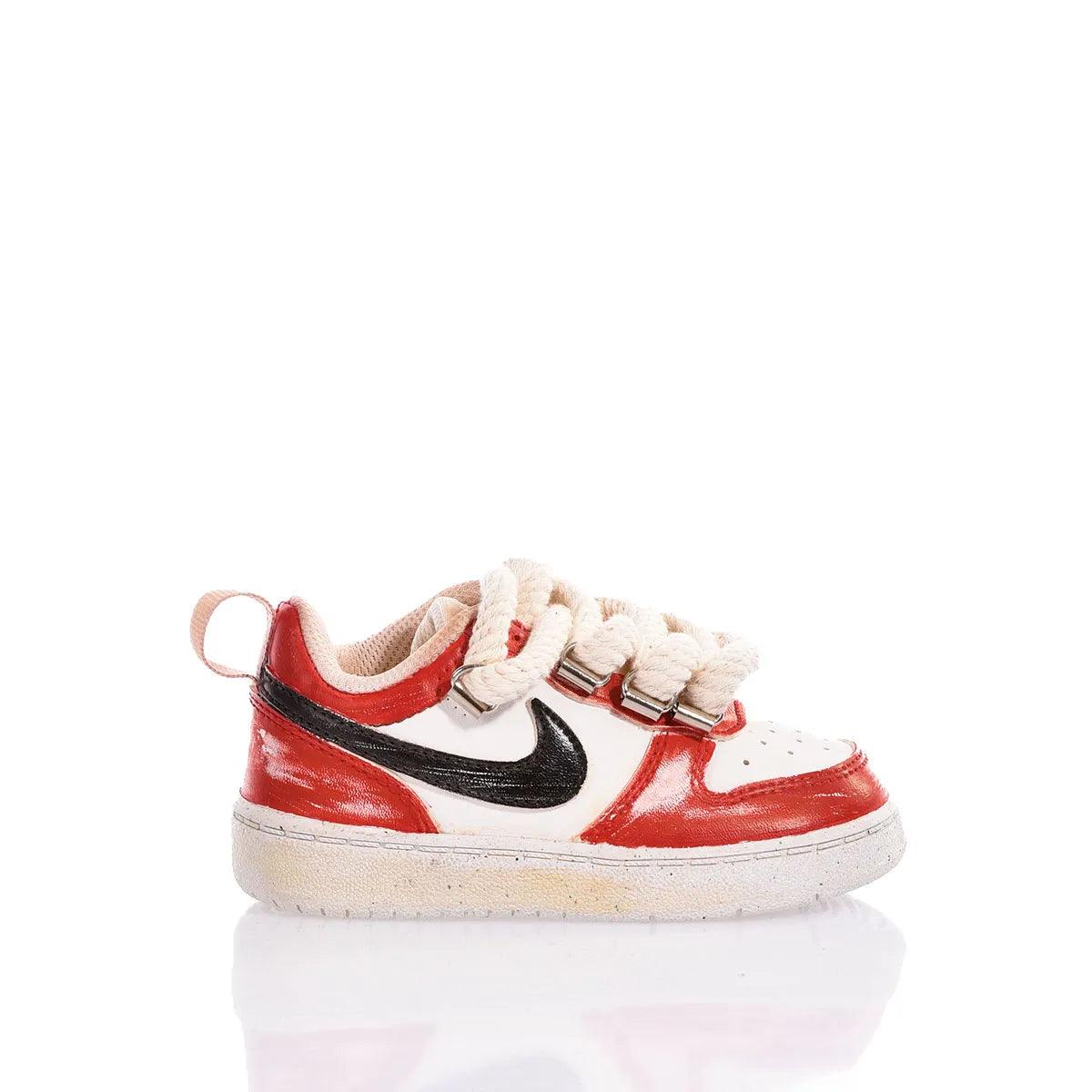 Sneaker bianca e rossa con lacci spessi, vista laterale su sfondo bianco