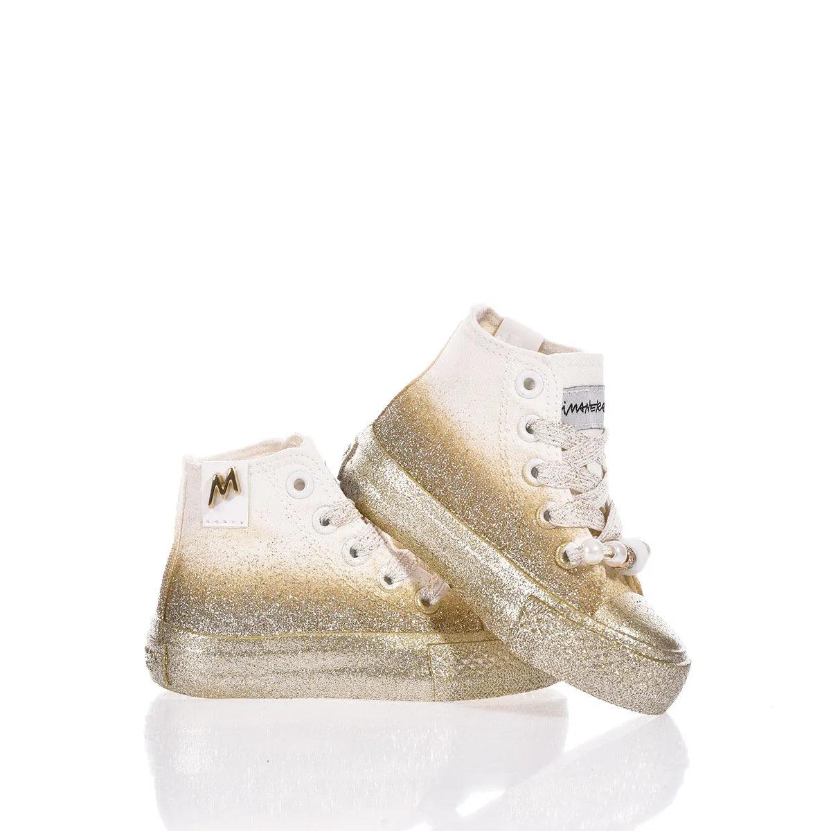Sneakers dorate glitterate per bambini, perfette per outfit premaman alla moda