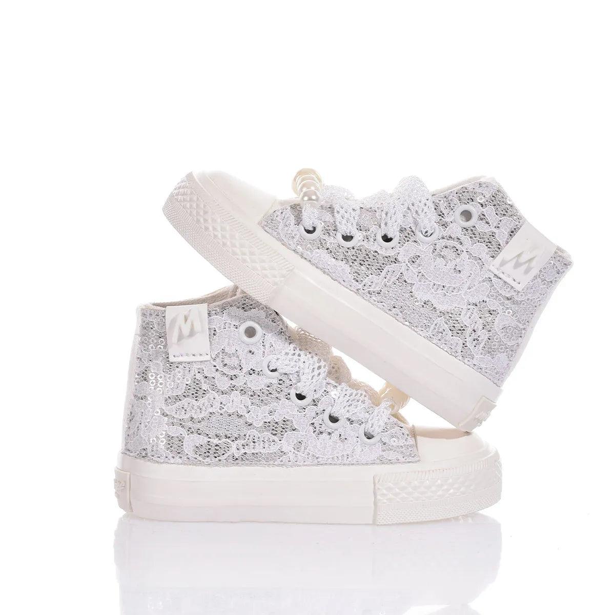 Sneakers bianche in pizzo eleganti, accessorio per outfit premaman alla moda