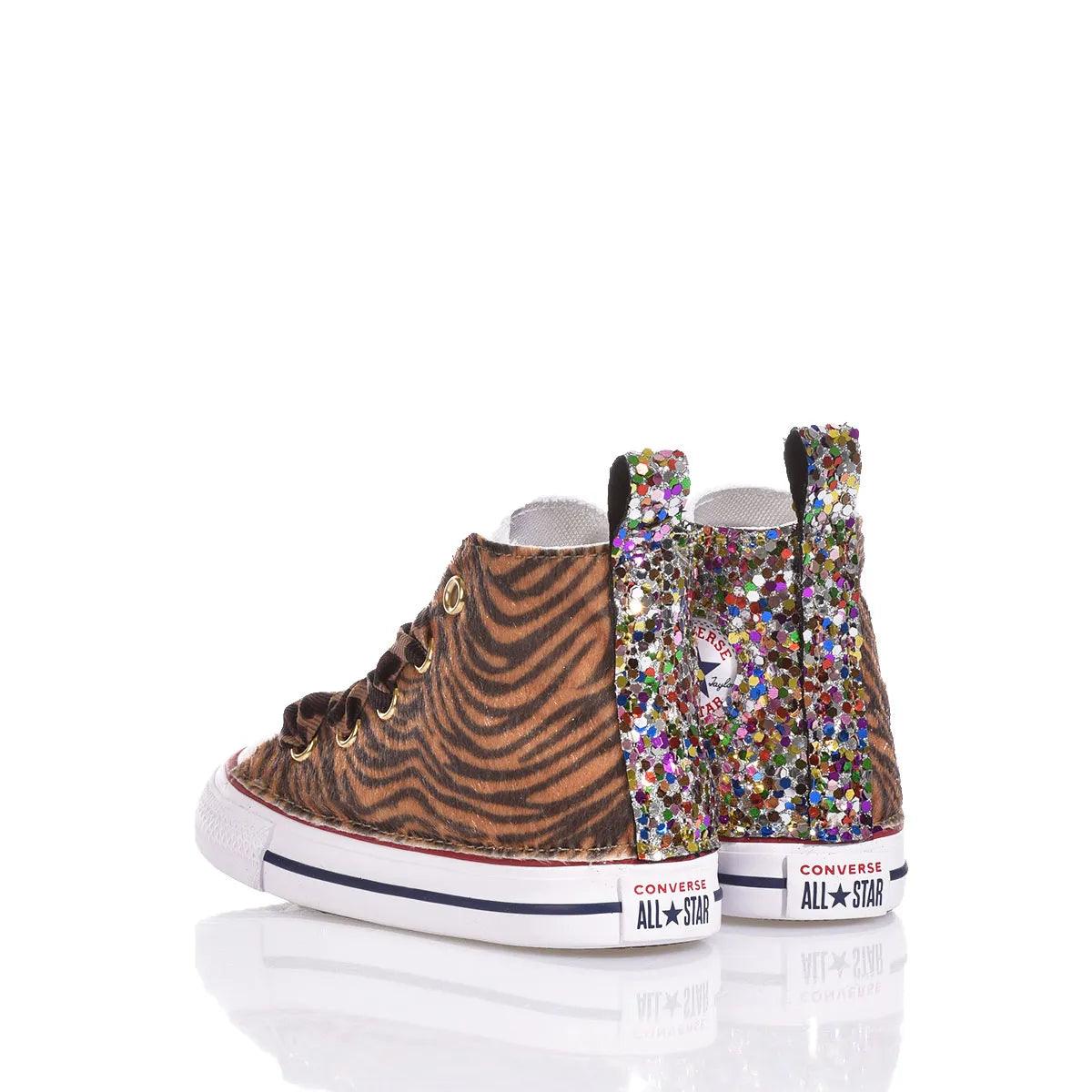 Sneakers animalier con dettagli glitter, ideali per look premaman alla moda