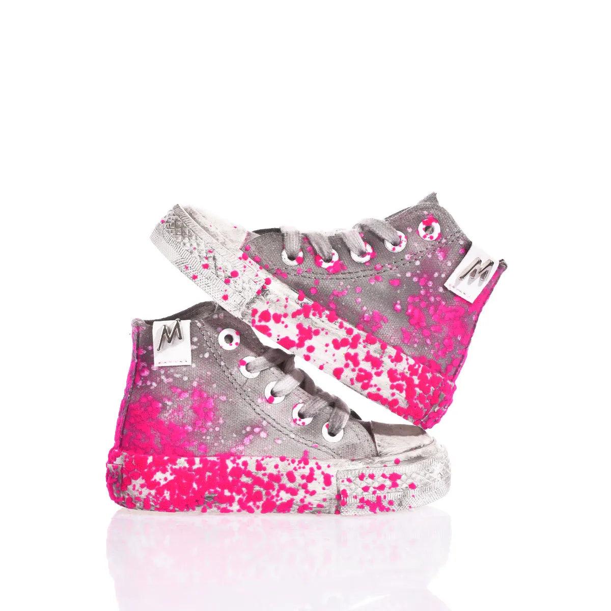 Sneakers grigie con schizzi rosa, accessori moda premaman, stile casual trendy.