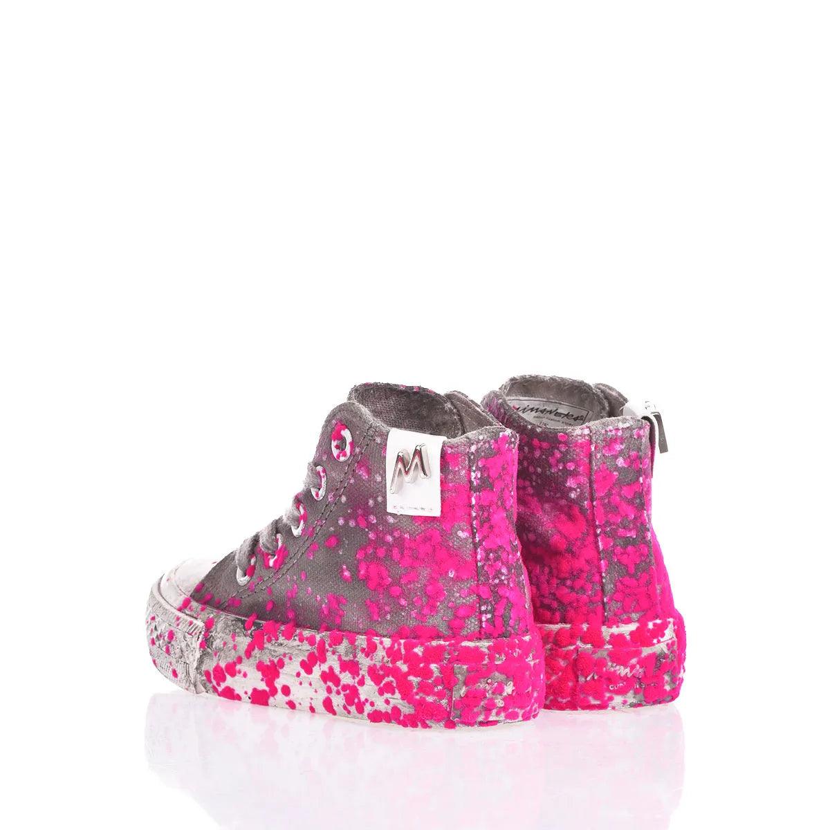 Sneakers alte grigie e fucsia per abbigliamento premaman, design maculato vivace.