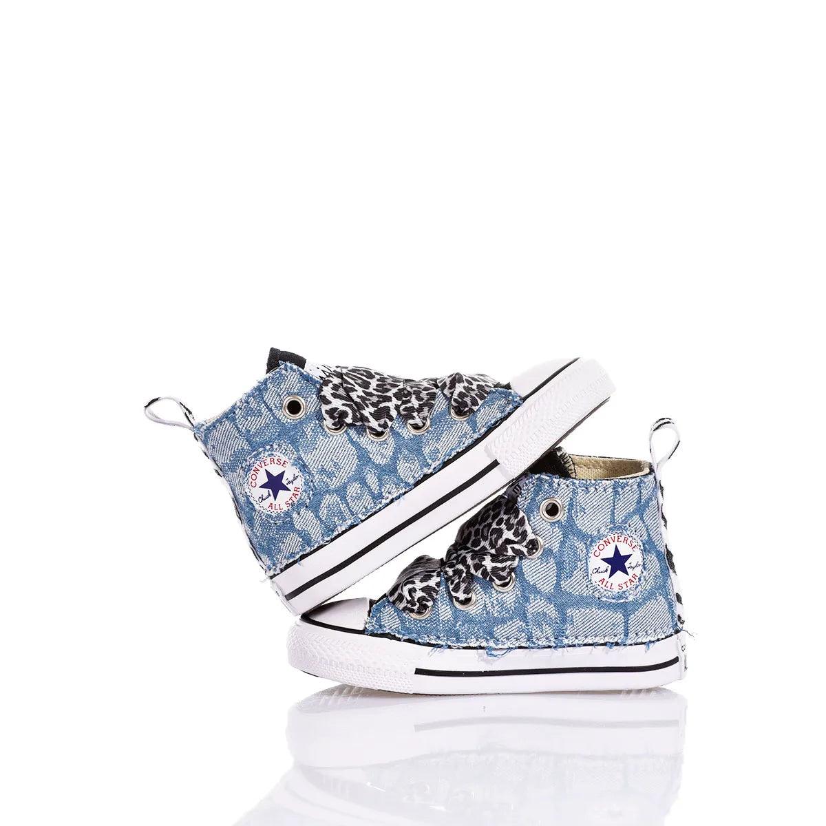 Sneakers denim per bambini con stampa animalier, ideali per outfit premaman alla moda.