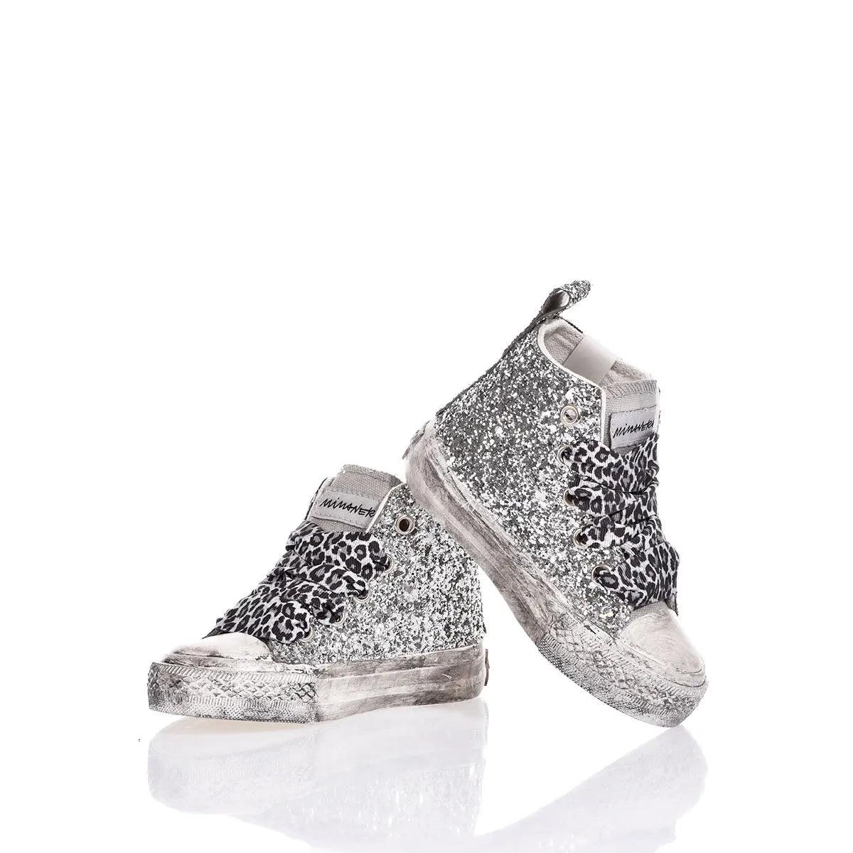 Sneakers glitterate argento con dettagli animalier, moda premaman trendy e casual.