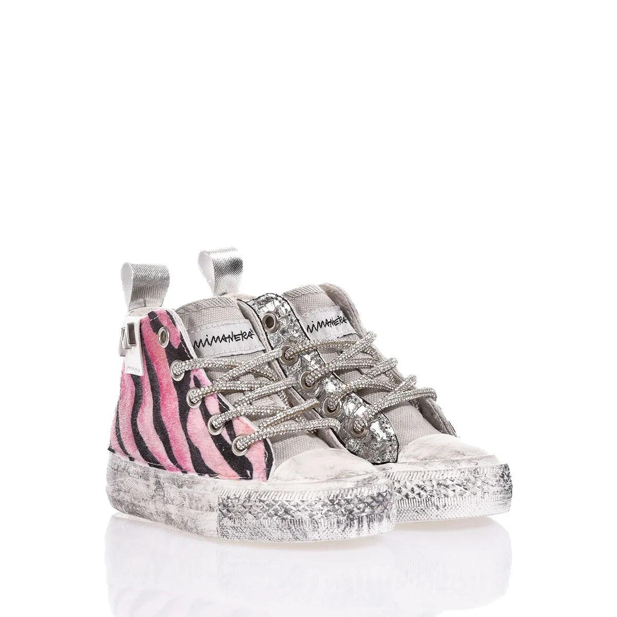 Sneakers moda premaman con dettagli animalier rosa e lacci brillanti, stile casual elegante