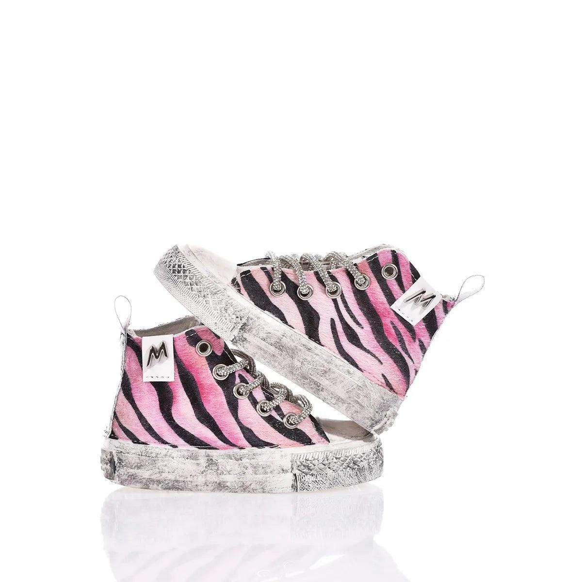 Sneakers moda zebra rosa e nere per abbigliamento premaman, fondo bianco, stile casual