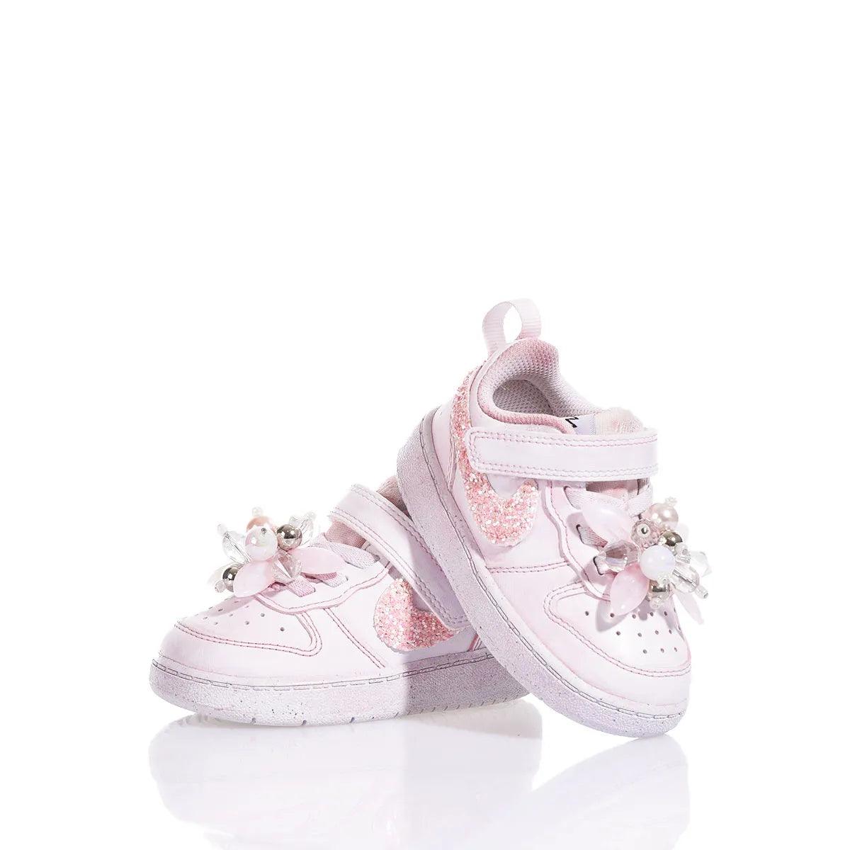 Scarpe neonata rosa con glitter, decorazioni floreali e perle, stile elegante