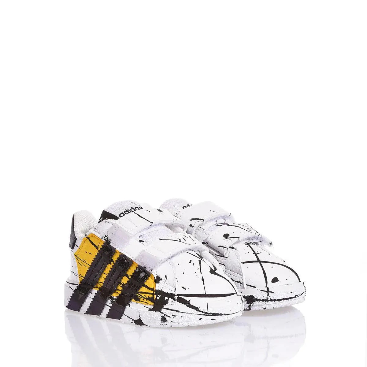 scarpe bianche per neonato con dettagli gialli e neri, perfette per abbigliamento premaman