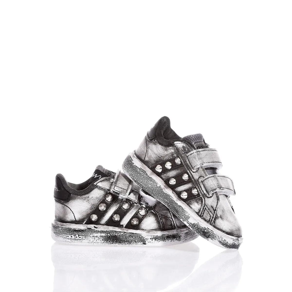 Sneakers argento per bambini con borchie, ideali per abbigliamento premaman casual