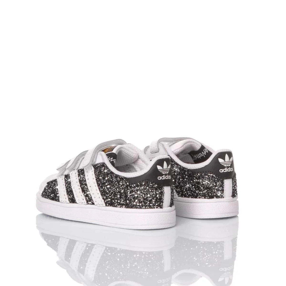 Scarpe glitter nere e bianche adidas per bambini, perfette per look premaman alla moda.