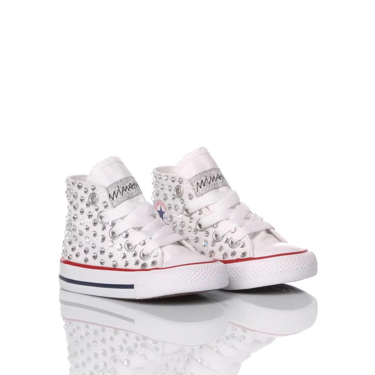 Scarpe bianche per bambini con borchie, ideali per look premaman moderni e alla moda.