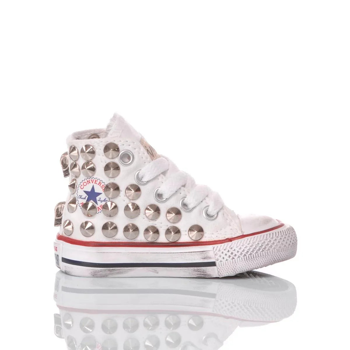 Scarpa bimba bianca con borchie, perfetta per outfit abbigliamento premaman trendy