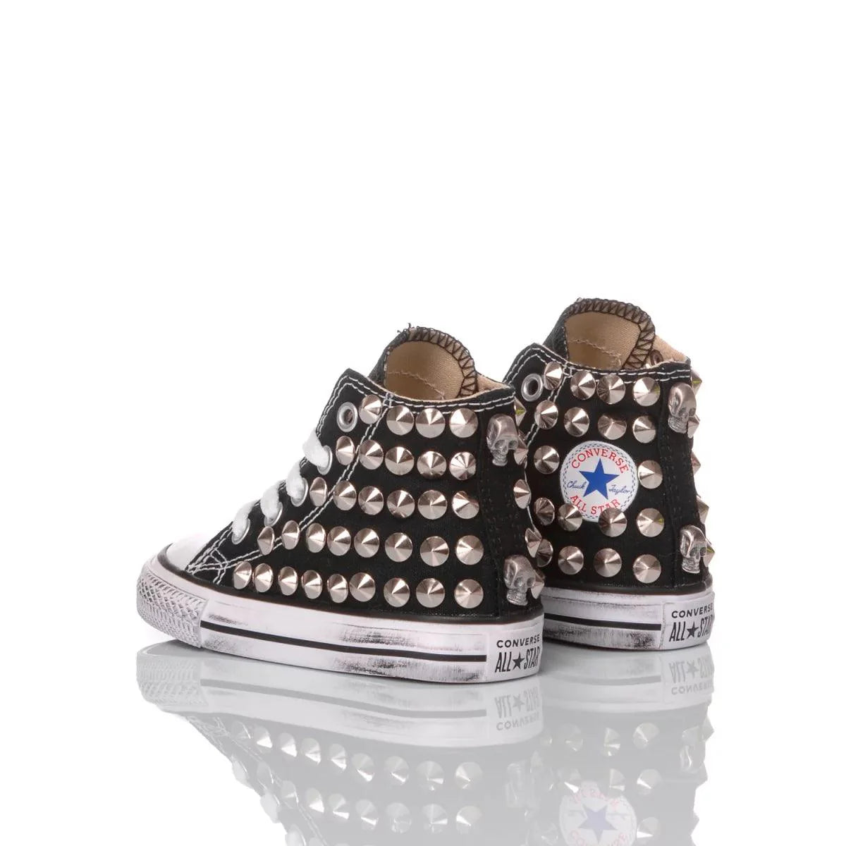 Sneakers nere con borchie argento e dettagli punk, calzature moda premaman trendy